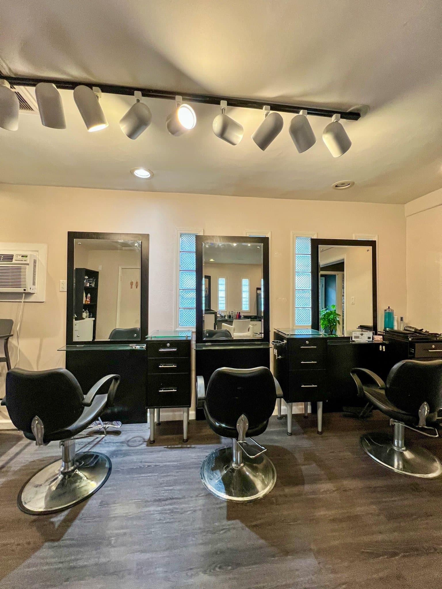QUEEN OF THE NILE BEAUTY SALON ✨ SALON CHAIR & BOOTH RENTAL 2